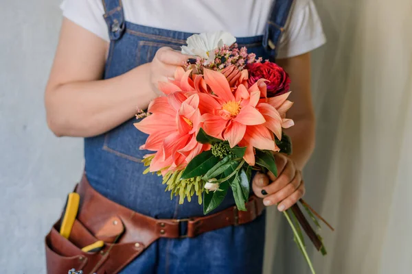 Een Vrouw Die Een Boeket Maakt Van Verse Pioenrozen Het — Stockfoto