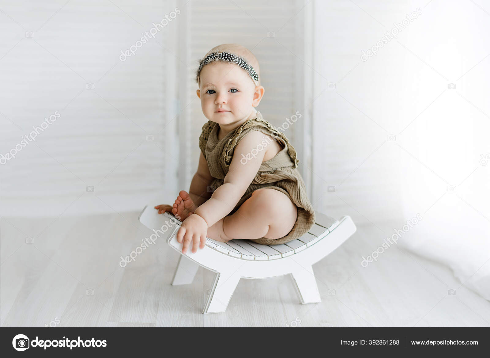 Portrat Der Sussen Baby Madchen Posiert Auf Vintage Bank Stockfotografie Lizenzfreie Fotos C Vidoh Vdoh Yandex Ru 392861288 Depositphotos
