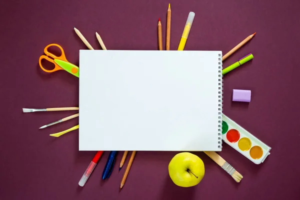 Koncepcja Edukacji Góra Nad Głową Widok Zdjęcie Kolorowych Długopisów Ołówków — Zdjęcie stockowe