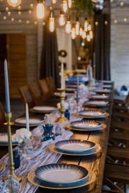 Mavi ve altın renkli boho düğün dekoru. Şenlikli düğün sofrası