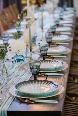 Mavi ve altın renkli boho düğün dekoru. Şenlikli düğün sofrası