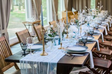 Mavi ve altın renkli boho düğün dekoru. Şenlikli düğün sofrası