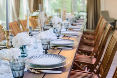 Mavi ve altın renkli boho düğün dekoru. Şenlikli düğün sofrası. Seçici odaklanma. Tahıl etkisi