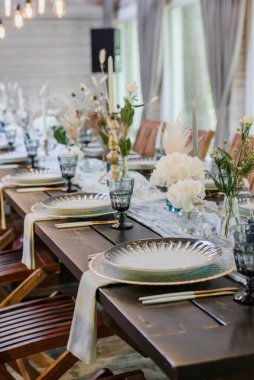 Mavi ve altın renkli boho düğün dekoru. Şenlikli düğün sofrası. Seçici odaklanma. Tahıl etkisi