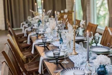 Mavi ve altın renkli boho düğün dekoru. Şenlikli düğün sofrası