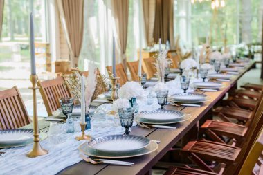 Mavi ve altın renkli boho düğün dekoru. Şenlikli düğün sofrası