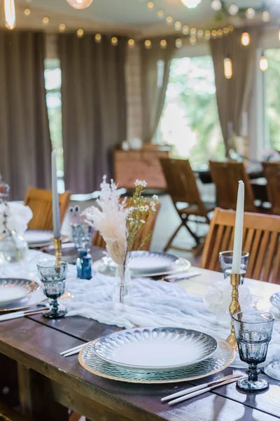 Mavi ve altın renkli boho düğün dekoru. Şenlikli düğün sofrası