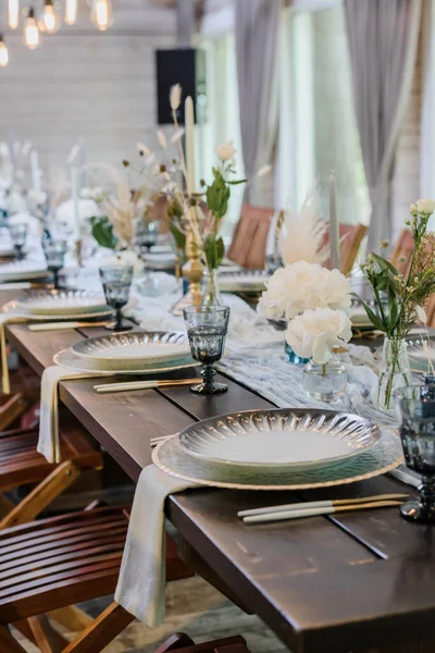 Mavi ve altın renkli boho düğün dekoru. Şenlikli düğün sofrası. Seçici odaklanma. Tahıl etkisi