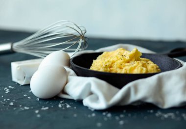 Çırpılmamış yumurta, çırpılmamış çırpılmış yumurta ve tereyağı.