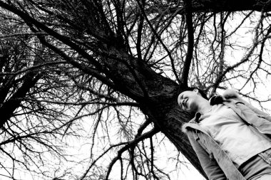 Ağacın altında duran bir kadın