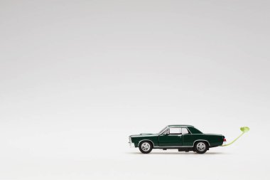 Egzoz borusunda yaprak olan oyuncak araba.