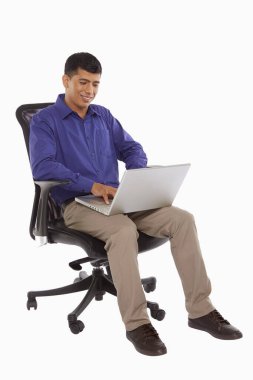 Dizüstü bilgisayarda çalışan iş adamı