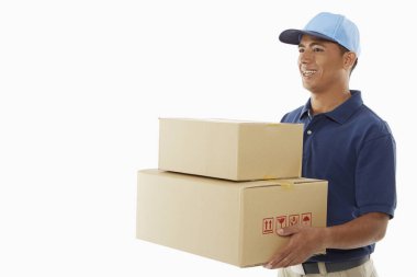 Karton kutular taşıyan teslimatçı.