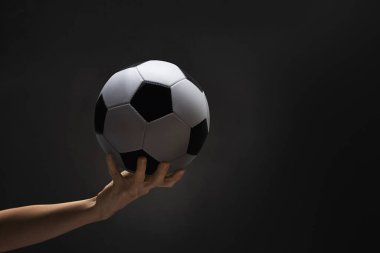 Futbol topunu tutan bir el