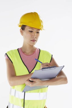 İnşaat işçisi notlar yazıyor.