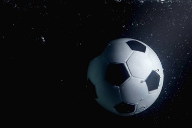 Suya düşen futbol topu.