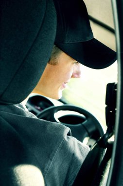 Arabada oturan bir çocuğun arka planı.