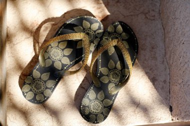 Bir çift plaj sandaleti.