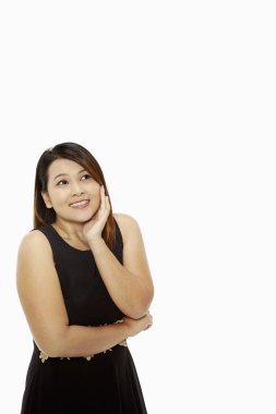 Beyaz arka planda gülümseyen mutlu kadın