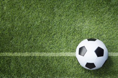 Oyun sahasında bir futbol topu