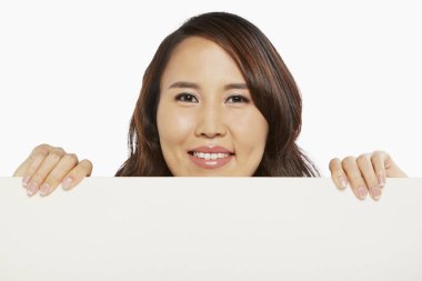 Duvardan bakan bir kadın.