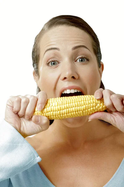 Młoda Kobieta Kolbą Kukurydzy — Zdjęcie stockowe