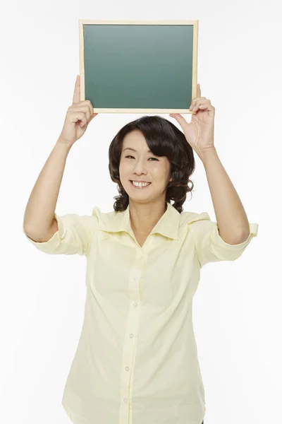 Vrouw Met Een Leeg Schoolbord — Stockfoto