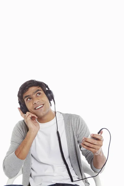 Hombre Escuchando Música Teléfono Móvil —  Fotos de Stock