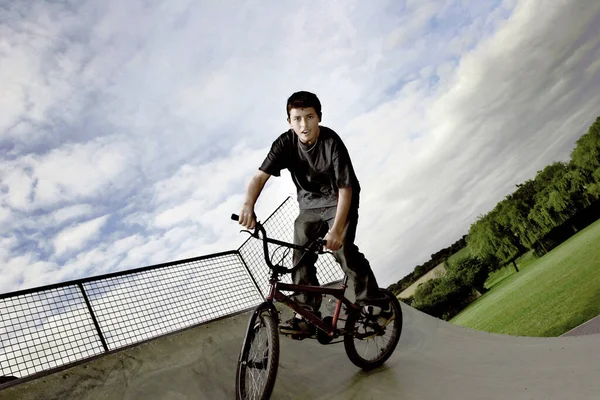 Een Jongen Fietsen Een Skateboard Park — Stockfoto