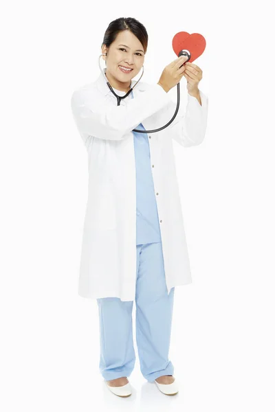 Pessoal Médico Colocando Estetoscópio Contra Coração Vermelho — Fotografia de Stock