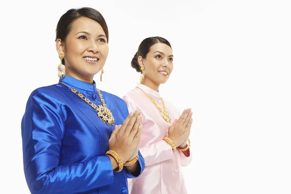 Mulheres Roupas Tradicionais Mostrando Gesto Saudação — Fotografia de Stock