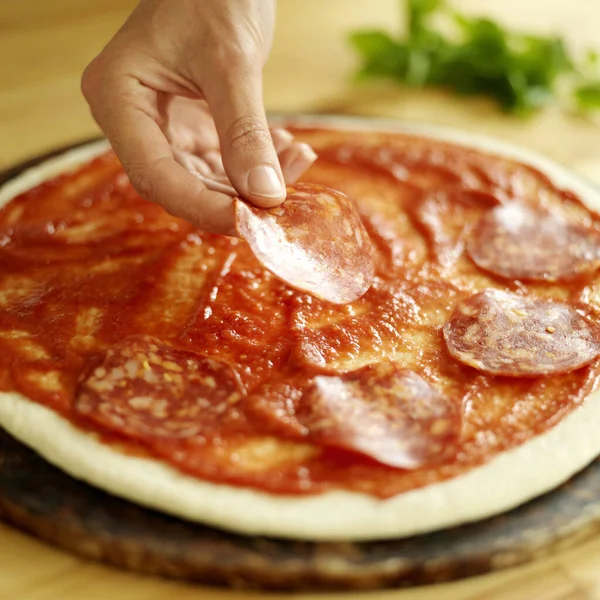 Tagliare Mano Mozzarella Base Pizza Cruda Con Basilico Sullo Sfondo — Foto Stock