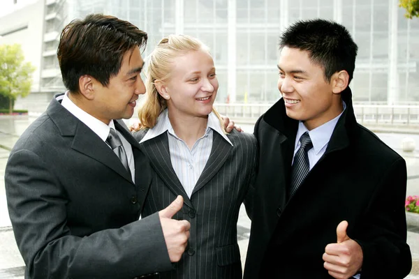 Een Groep Zakenmensen Blij Met Hun Prestaties — Stockfoto