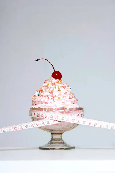 在冰淇淋周围用带子测量 — 图库照片