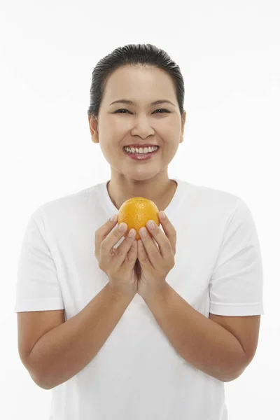 Donna Con Frutto Arancione — Foto Stock