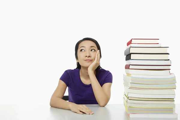 Vrouw Zittend Overwegend — Stockfoto