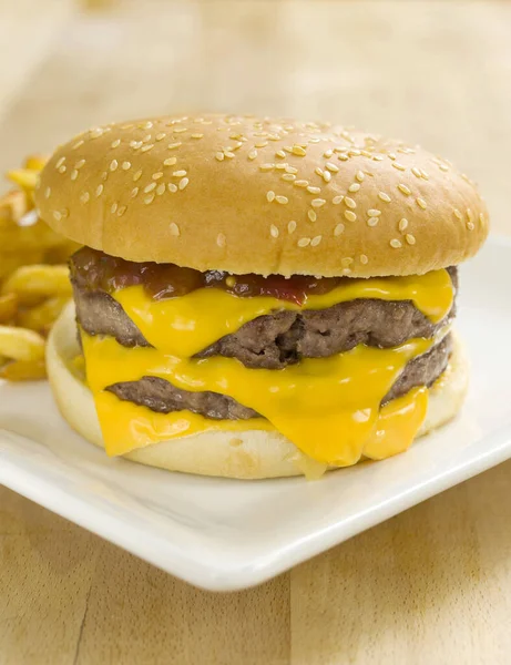 Primer Plano Hamburguesa Doble Con Queso —  Fotos de Stock