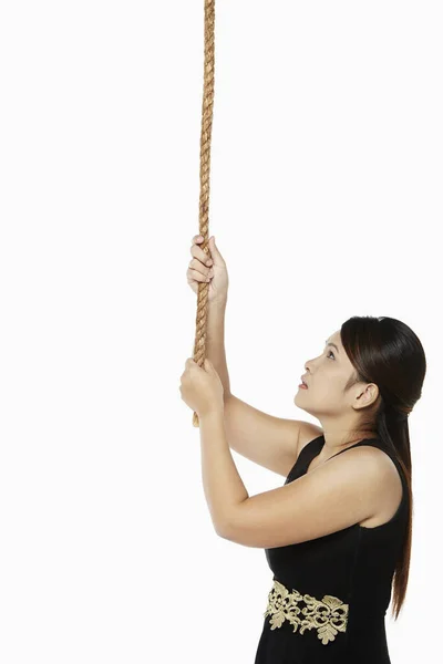 Mujer Aferrada Una Cuerda — Foto de Stock