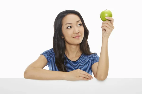 Femme Tenant Une Pomme Verte — Photo