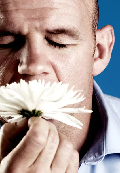 白い花の匂いがする男 — ストック写真