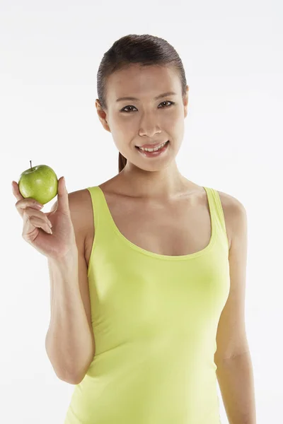 Mujer Sosteniendo Una Manzana Verde —  Fotos de Stock