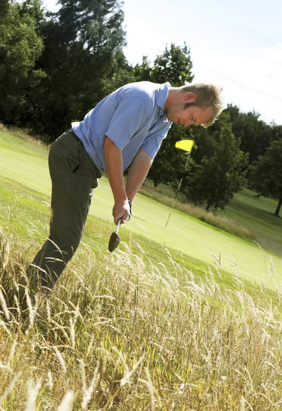 Ein Mann Zielt Auf Einen Golfball Und Versucht Ihn Treffen — Stockfoto