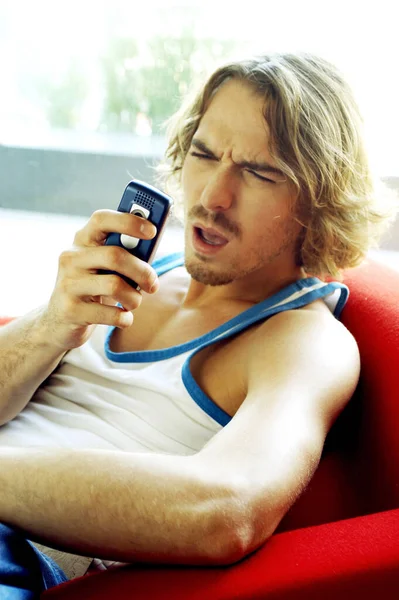 Homem Perspicaz Tentando Ler Mensagens Seu Telefone Mão — Fotografia de Stock