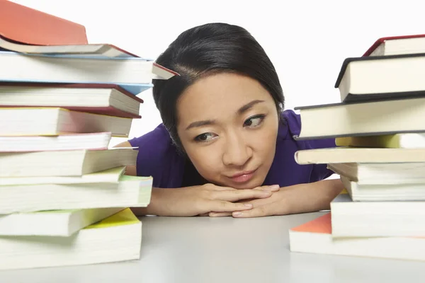 Mulher Cercada Livros Parecendo Entediada — Fotografia de Stock