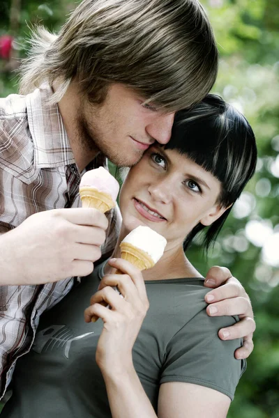 アイスクリームコーンを持っているカップルそれぞれの近くに立っている — ストック写真