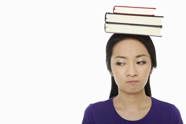 Mulher Com Uma Pilha Livros Cabeça Amuada — Fotografia de Stock