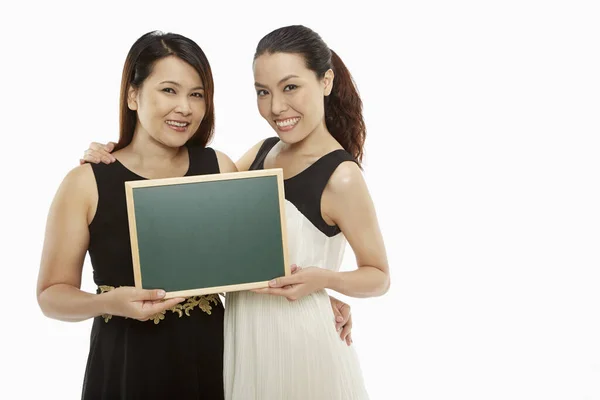 Duas Mulheres Segurando Quadro Branco — Fotografia de Stock