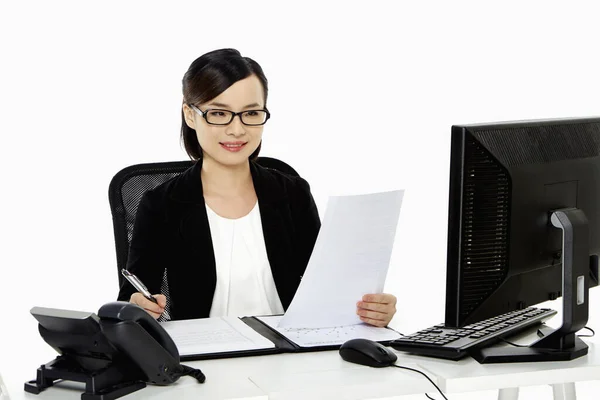 Fröhliche Geschäftsfrau Schreibt Notizen — Stockfoto