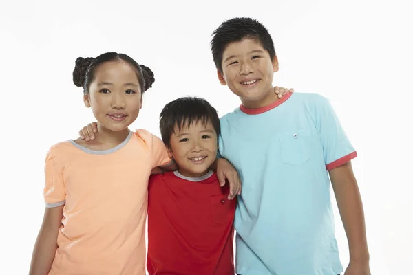 Drei Kinder Mit Lächelnden Armen Die Kamera — Stockfoto
