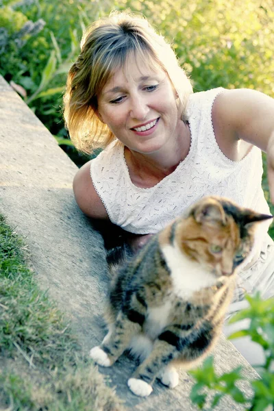 一个与猫玩耍的女人 — 图库照片